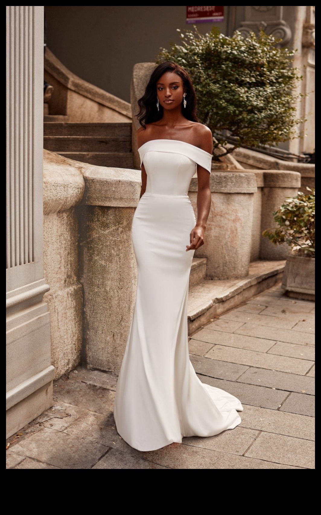 Ever After Timeless Wedding Dresses for Enduring LoveO colecție de rochii de mireasă elegante și atemporale pentru mireasa modernă care vrea să-și sărbătorească dragostea în anii următori. 3 Ever After: rochii de mireasă atemporale pentru dragoste durabilă