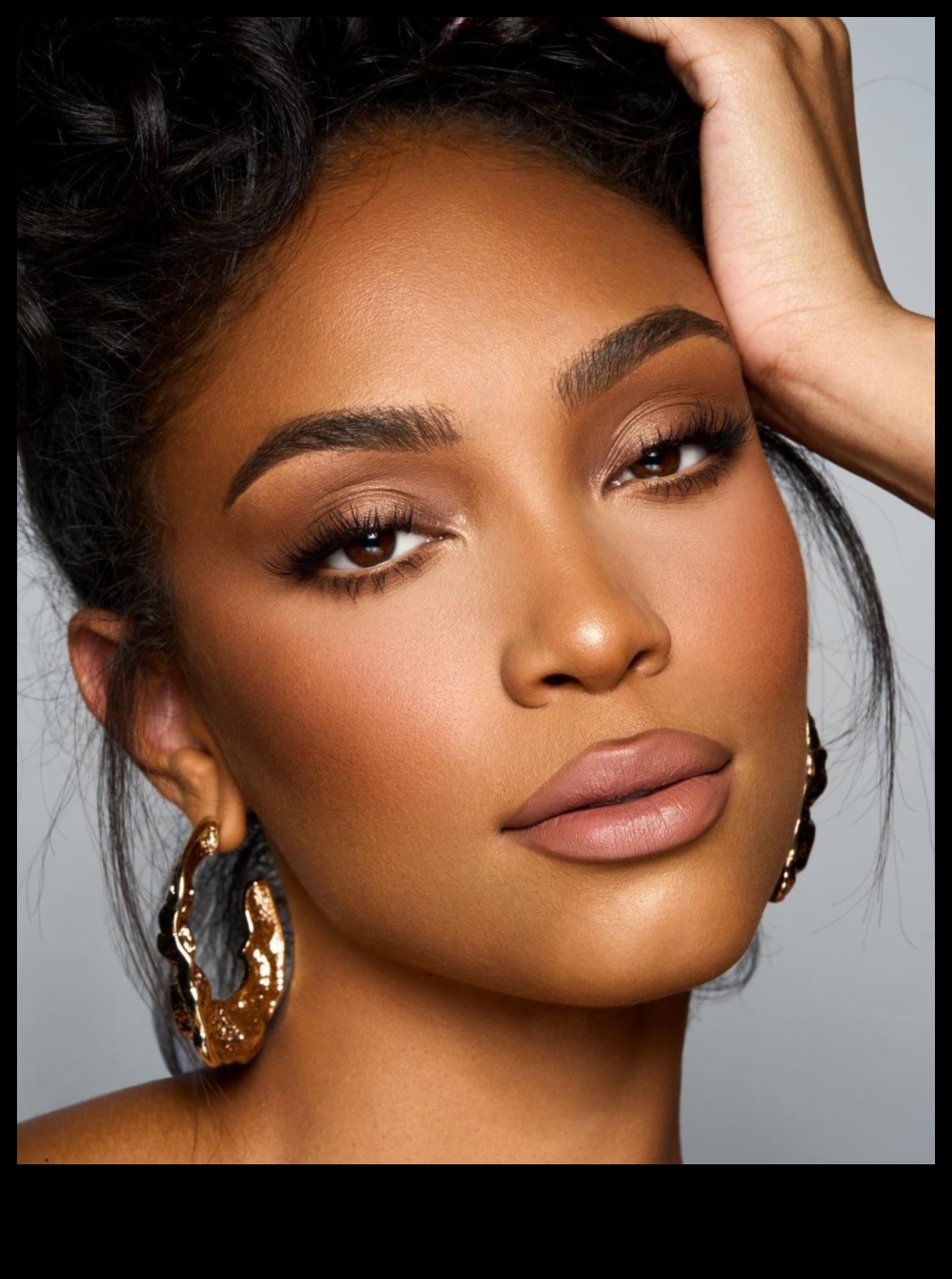 Moale și pătat: Explorând farmecul Smoky Eyes în machiajul natural