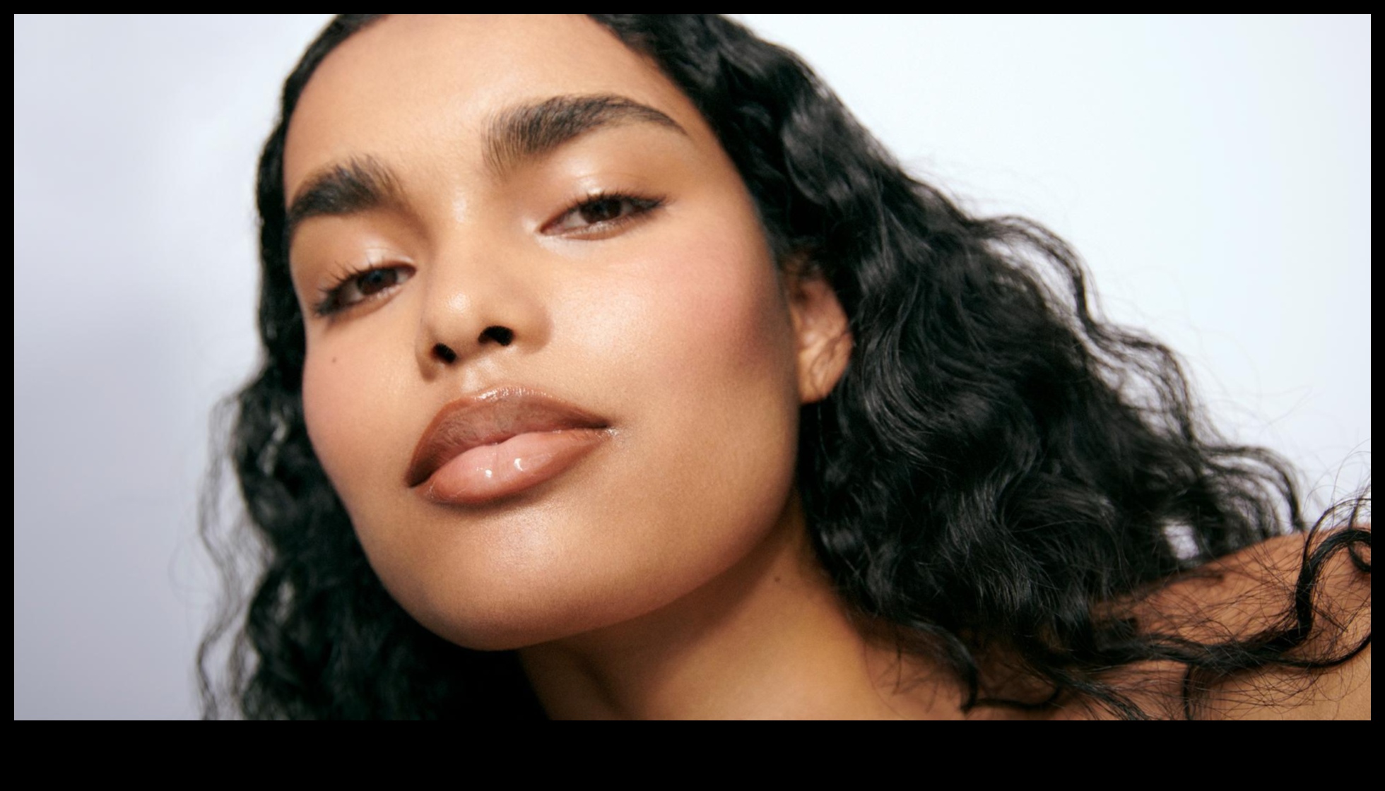 Exprimați-vă cu stiluri inovatoare de buze Un ghid pentru tendințele moderne și artistice de luciu de buze 4 Stiluri inovatoare de buze: Explorarea tendințelor moderne și artistice de luciu de buze