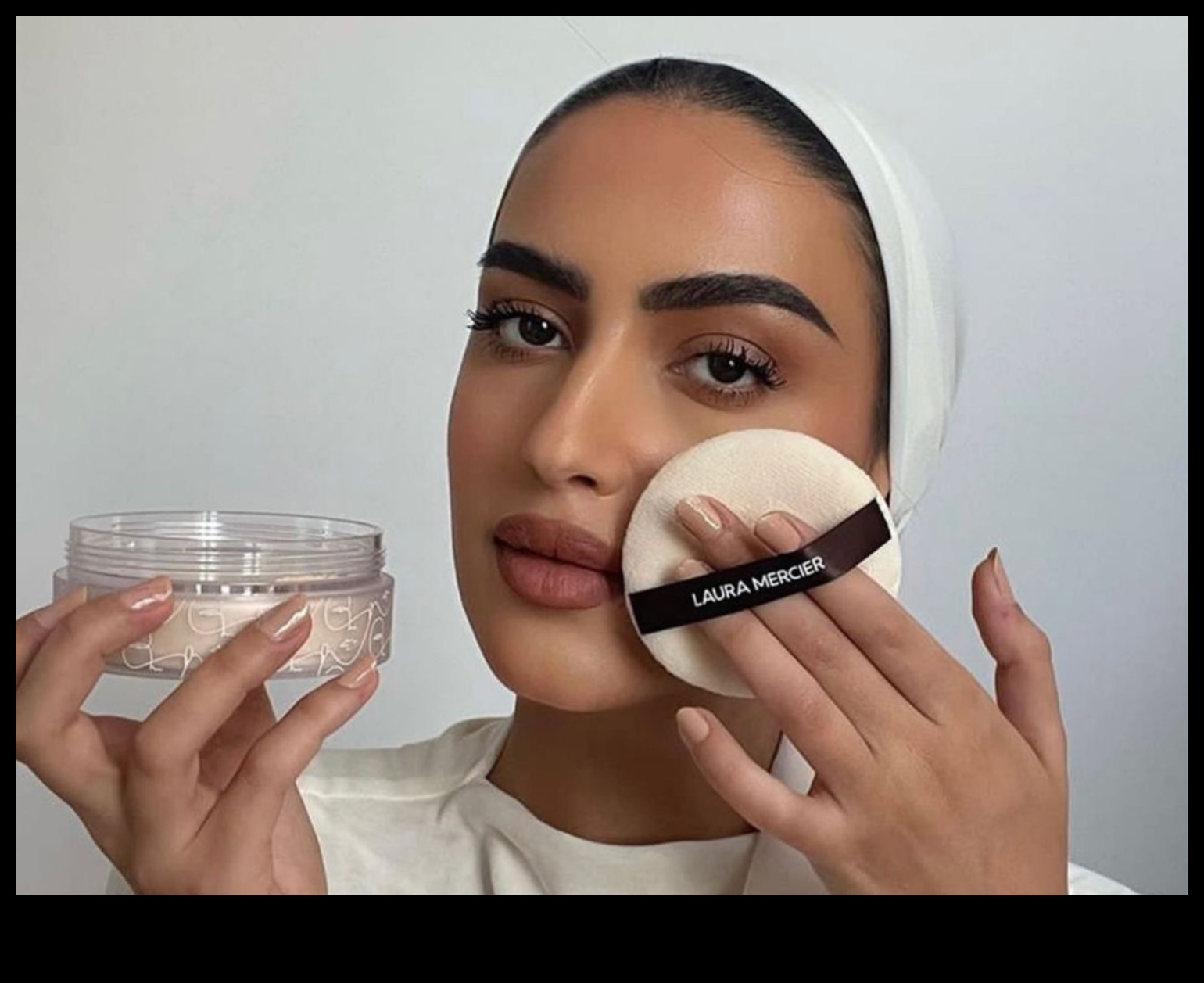 Pudră pentru toate vârstele Un ghid pentru adaptarea rutinei de machiaj pe măsură ce îmbătrânești 5 Pudră pentru toate vârstele: Adaptează-ți rutina de machiaj pe măsură ce îmbătrânești