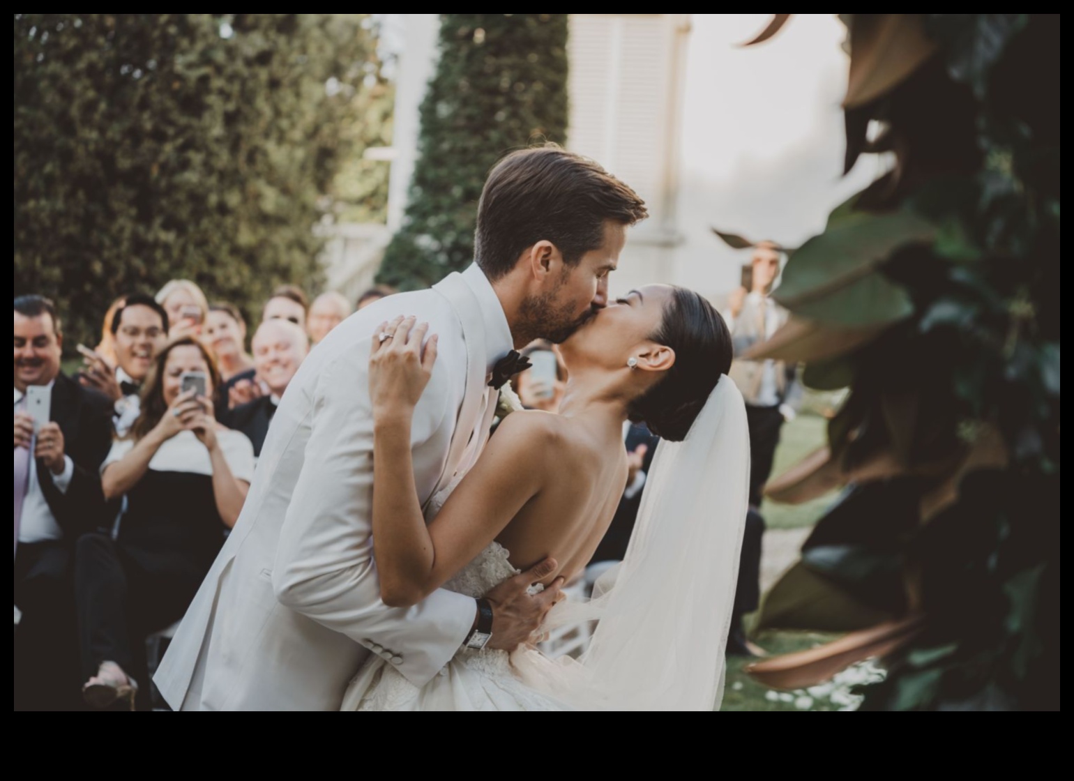 De la jurăminte la săruturi O poveste creativă cu fotografii de nuntă 4 De la jurăminte la săruturi: povestea noastră de fotografie de nuntă