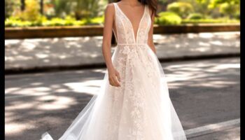 Ansamblu încântător: Magie rochie de mireasă modernă