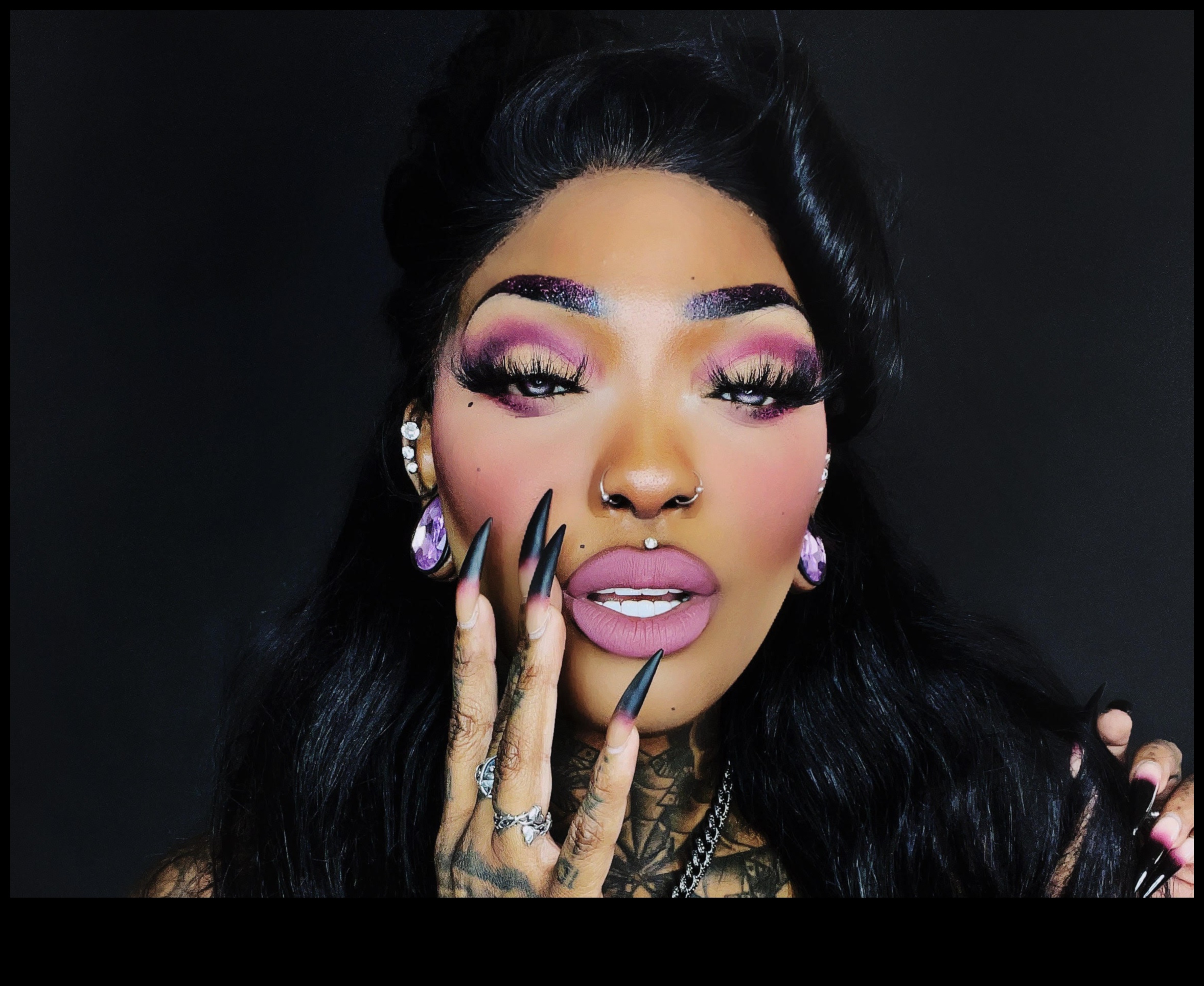 Glam and Goth Un machiaj modern Mashup 1 Glam și gotic: Îmbinând estetica întunecată cu stilurile de machiaj pline de farmec